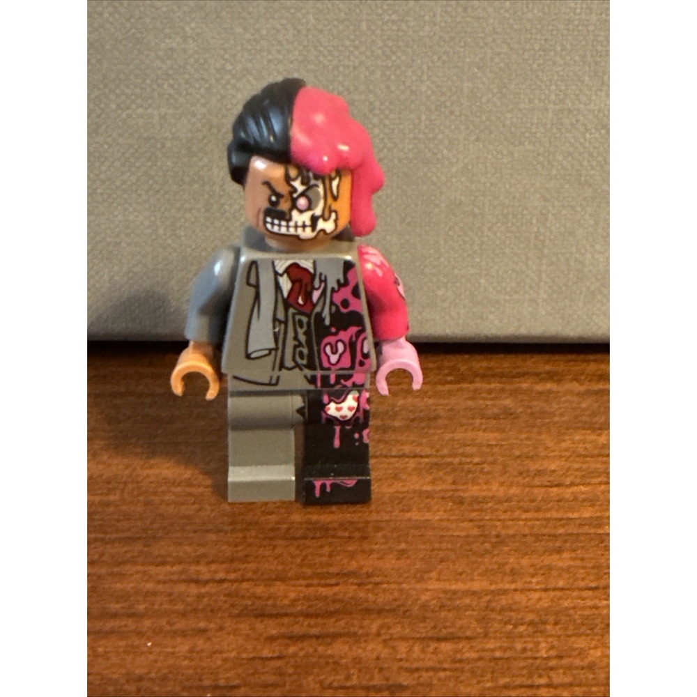 LEGO Batman Movie Minifigure Two-Face (Split Suit) from set 70915
